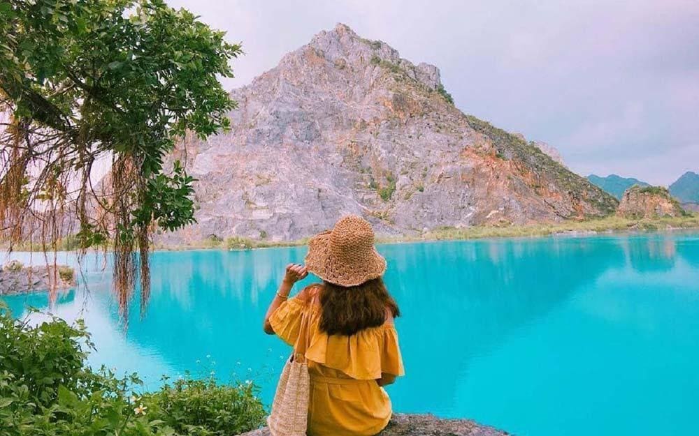 Tuyệt Tình Cốc có nước màu xanh ngọc bích thu hút nhiều bạn trẻ check-in (Nguồn: Internet)